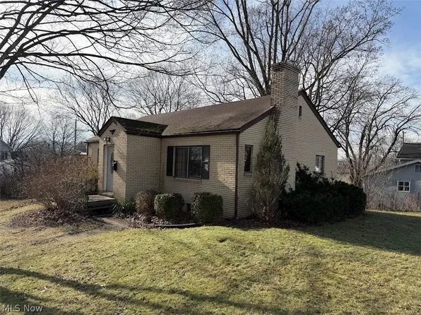 224 10th St NW, New Philadelphia, OH 44663