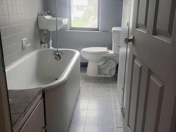 5th image of 131 Plainfield Ave