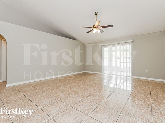 4th image of 712 Pelican Ct