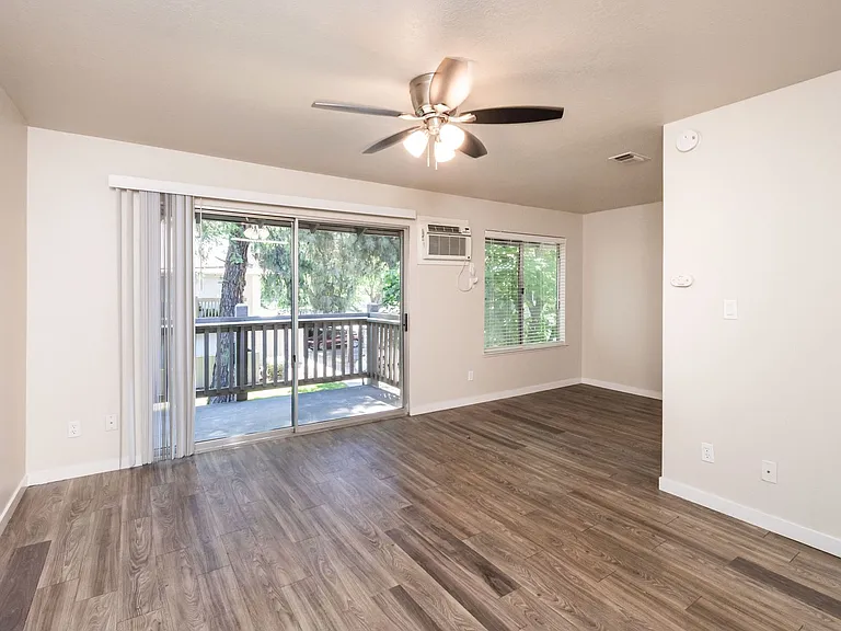 Riverbend Apartments — Photo 10
