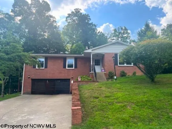 919 Henry Dr, Fairmont, WV 26554