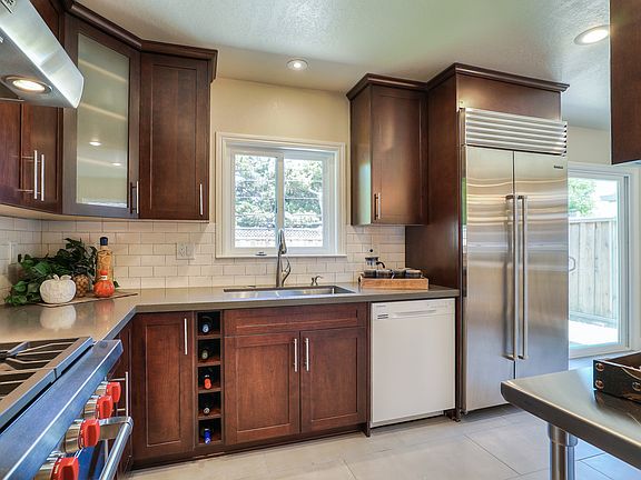 5th image of 2466 Schubert Ave