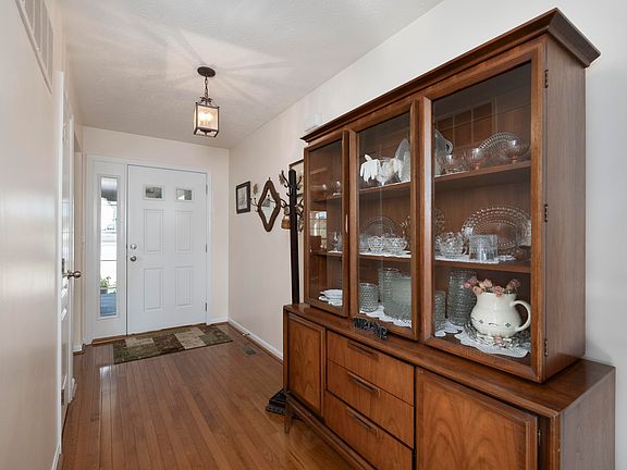 3rd image of 8487 Tulipwood Ct