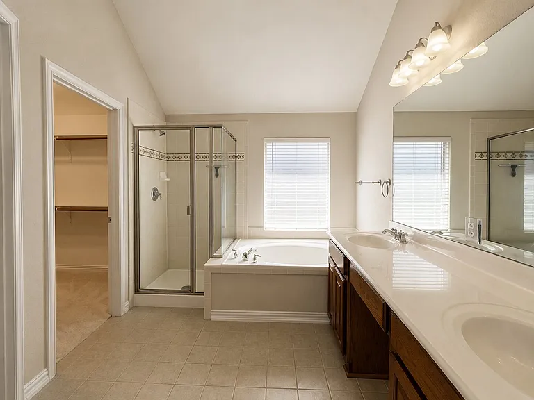 5724 Silverton Ave — Photo 12