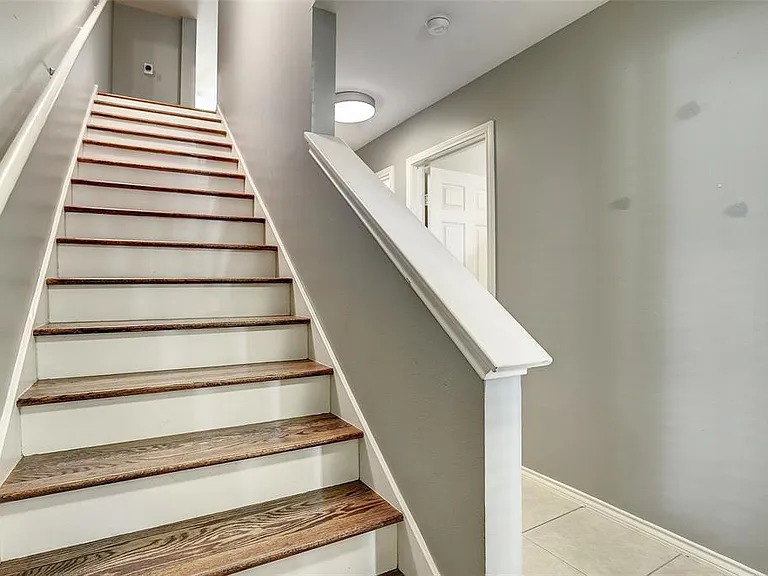 934 E Heights Hollow Ln — Photo 3
