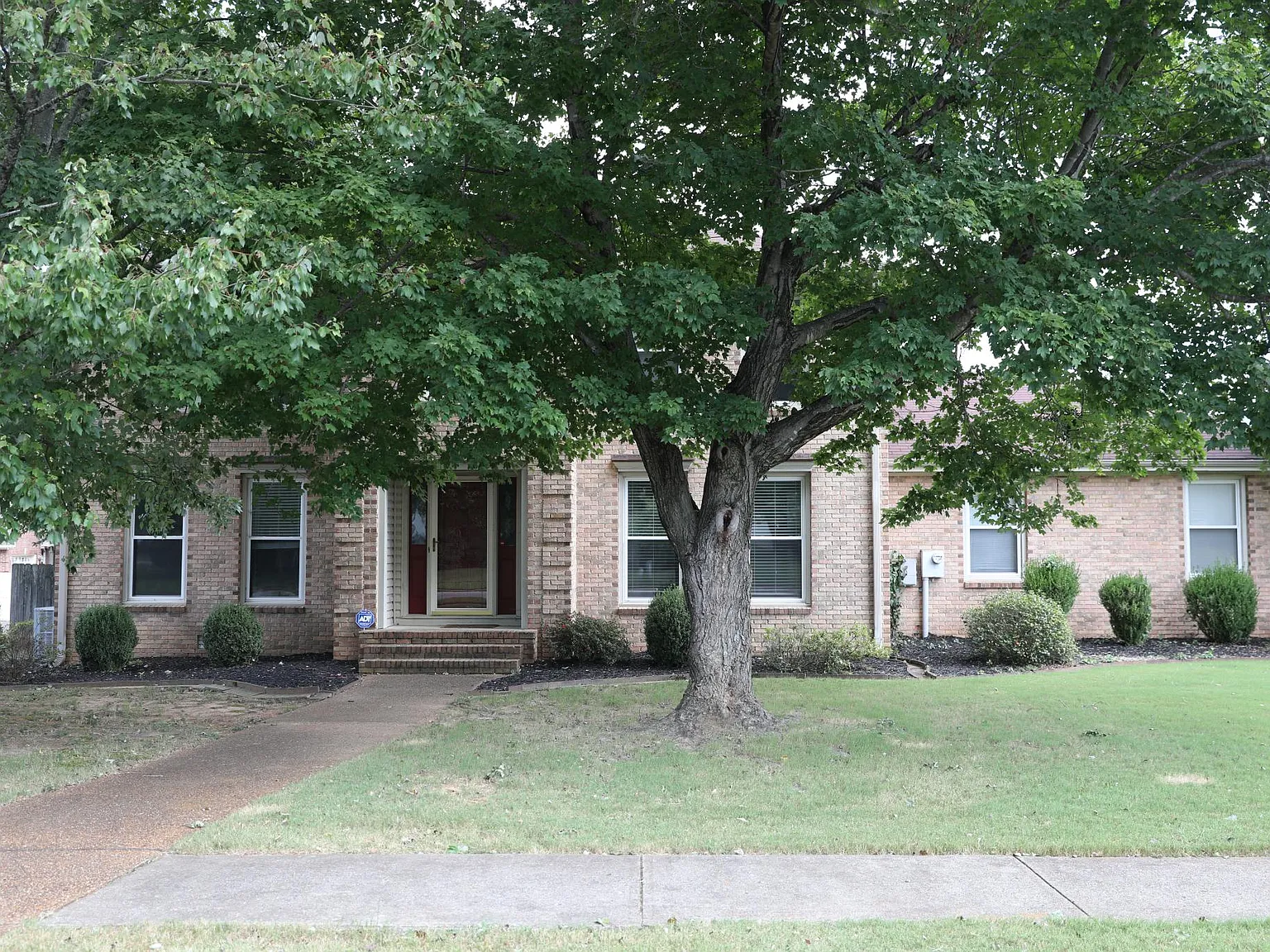 4 bed, 2.5 bath, 2270 sqft, $2,400 — Photo 3