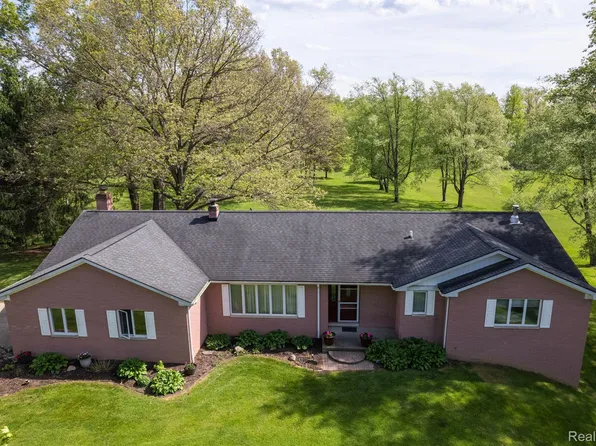 20541 Barton Rd, Pinckney, MI 48169