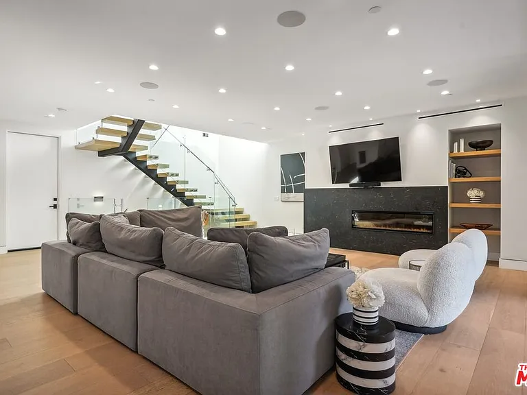731 N Curson Ave — Photo 16