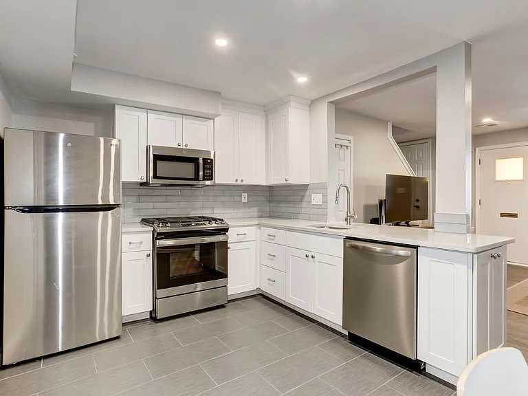 1169 Summit St NE — Photo 25