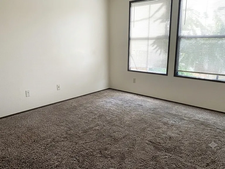 2037-2059 SE Pine St — Photo 5
