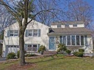 31 Alcott Dr, Livingston, NJ 07039