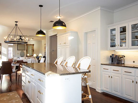 2nd image of 3317 Williamsburg Cir