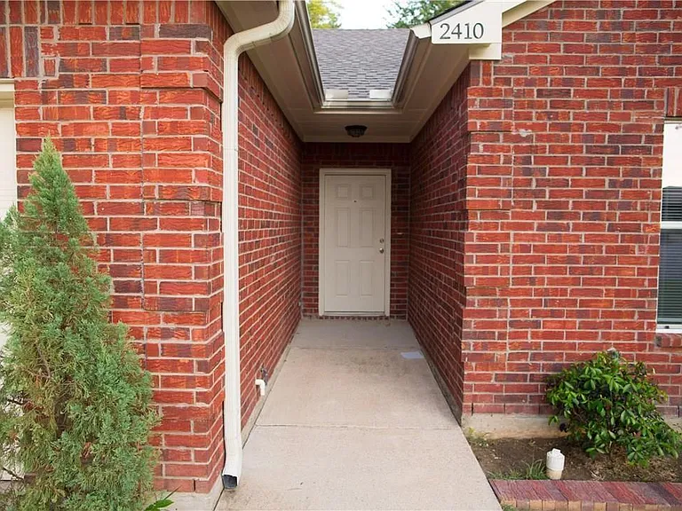 2410 S Forest Hls — Photo 2