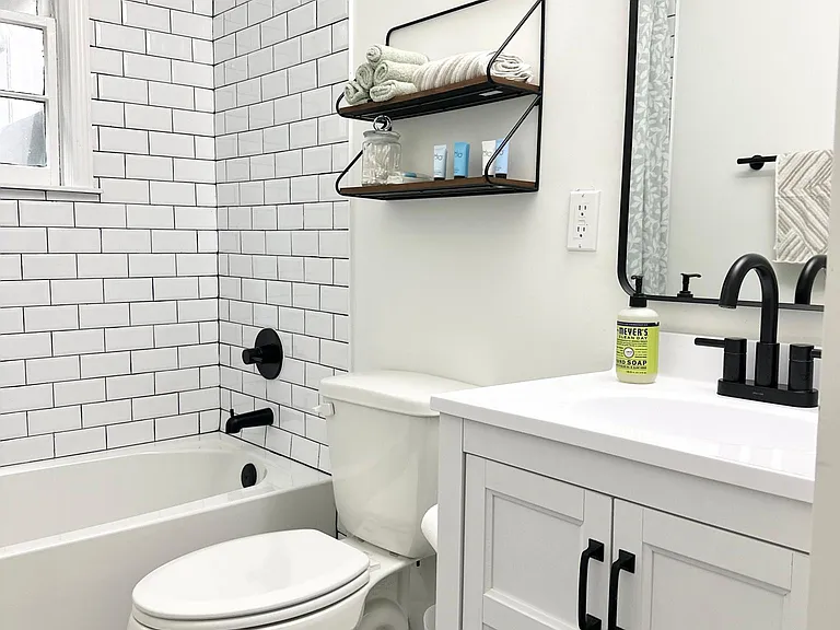 1280 Rensselaer Ave — Photo 16