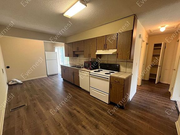 3rd image of 3609 Missionaire Ave