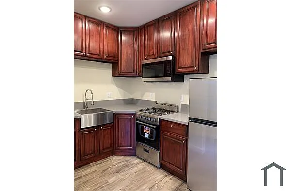 Building Photo - 908 W 74th St