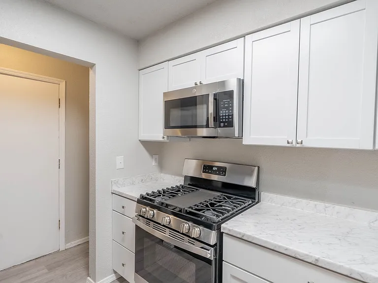 1355 E 60th St Duplex — Photo 7