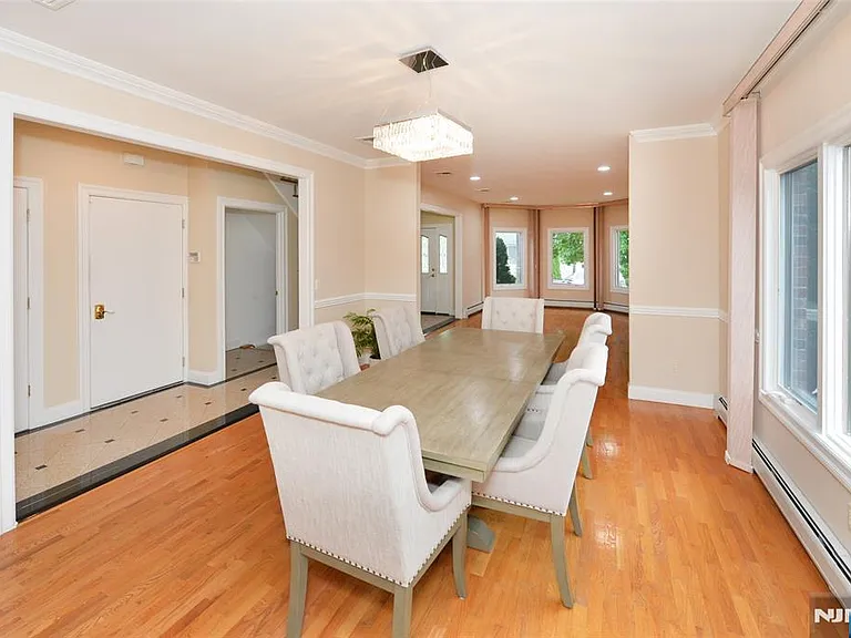 1056 Edgewood Ln — Photo 8