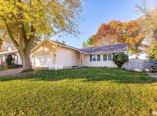 5418 Oakbrook Rd, Davenport, IA 52806