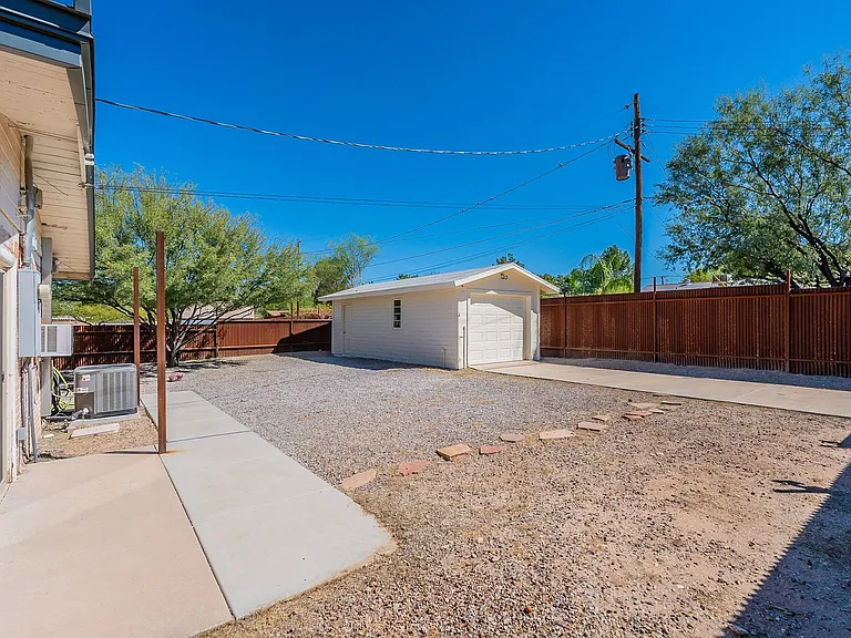 102 N Avenida Carolina — Photo 33