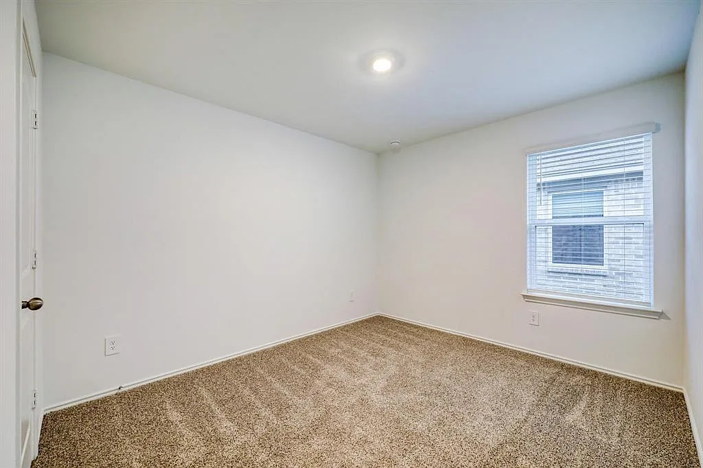 3 bed, 2.0 bath, 1489 sqft, $1,999 — Photo 4