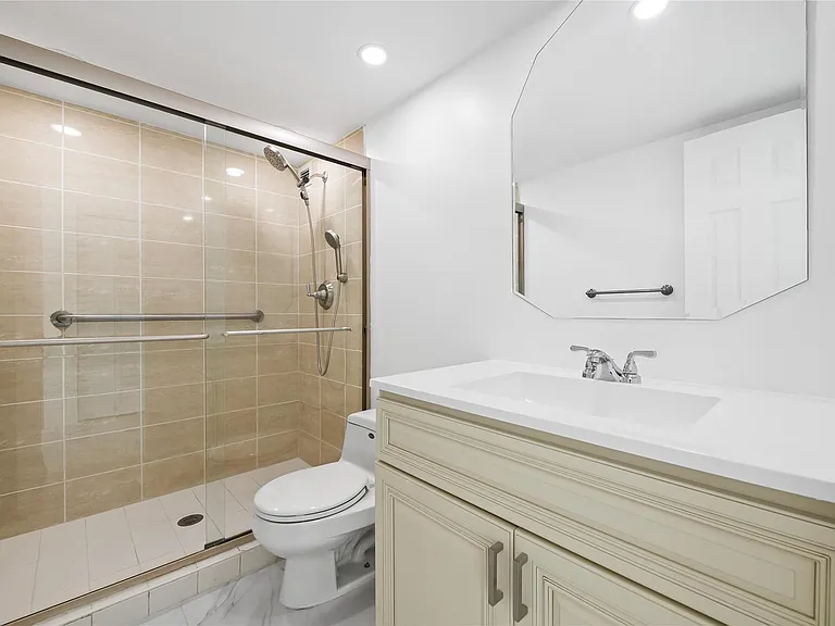800 Parkview Dr #718 — Photo 19