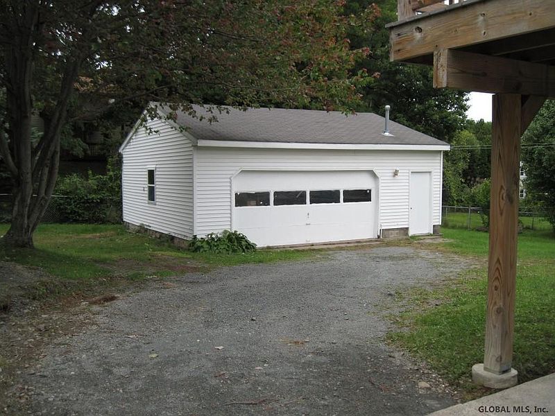 3rd image of 10 BARBER Drive