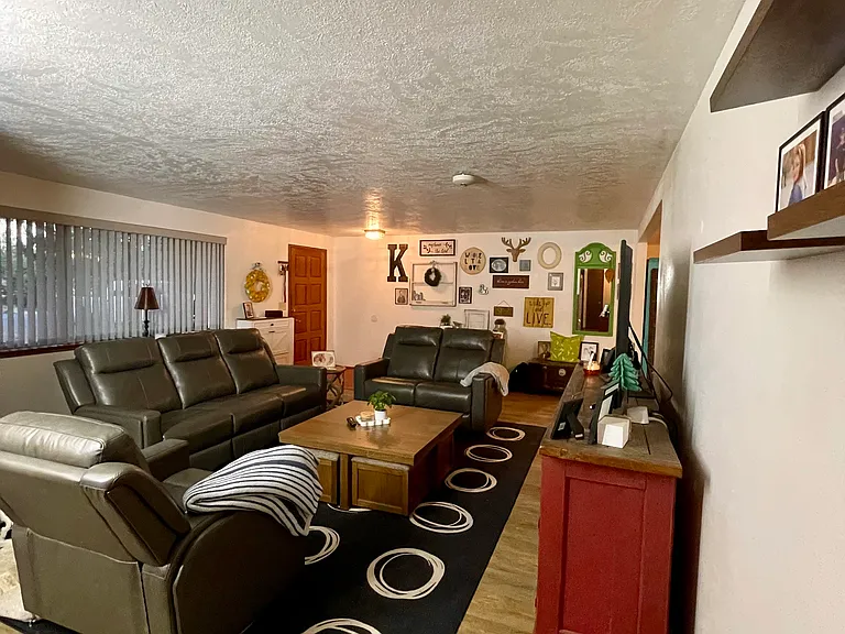 5230 NW Coyner Ave — Photo 2