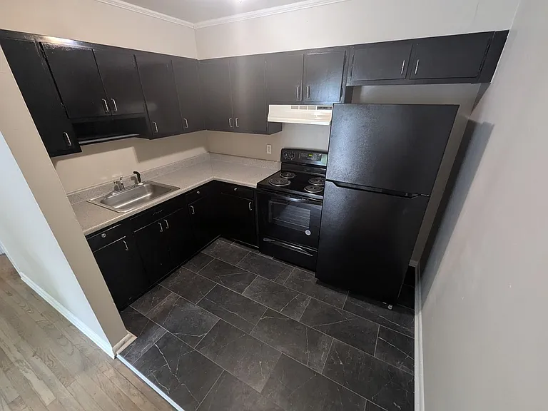 Colonial Apartments - 105 Bloomfield St — Photo 6