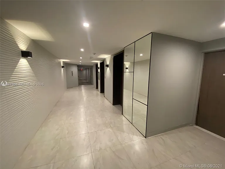 2555 Collins Ave #1400 — Photo 17