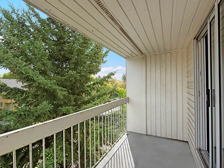 96 Grosvenor Blvd — Photo 15