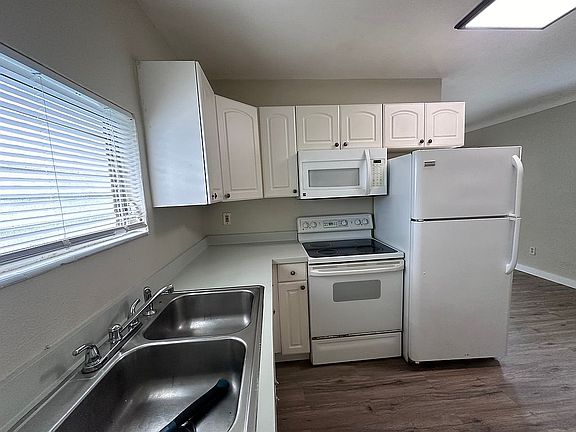 3rd image of 1020 Queen St N