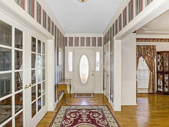 3rd image of 104 Kingswood Dr