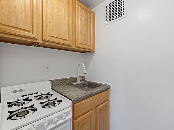 5th image of 579 Hudson St APT 2B