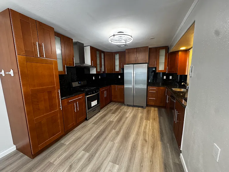 322 E Claremont St — Photo 3