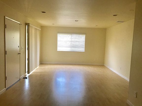 5th image of 556 N Catalina Ave #3