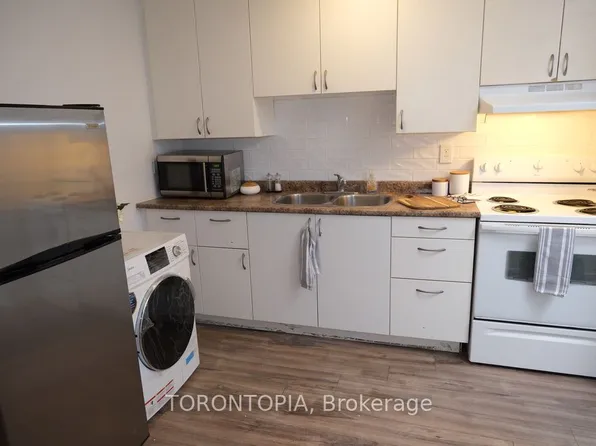 821A Bloor St W Floor 3, Toronto, ON M6G 1M1