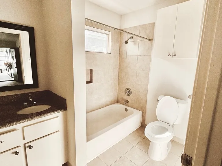1215 Banks St #9 — Photo 2