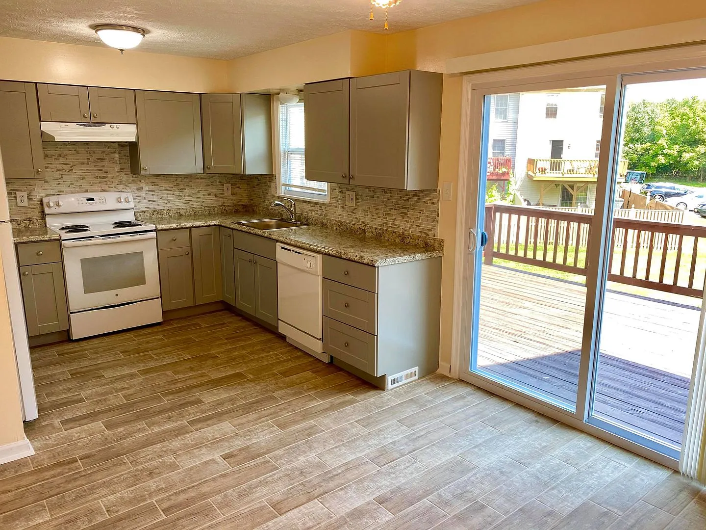 Charming 3BD/2.5BA Townhome with Large Backyard in Windsor Mill, MD! — Photo 2