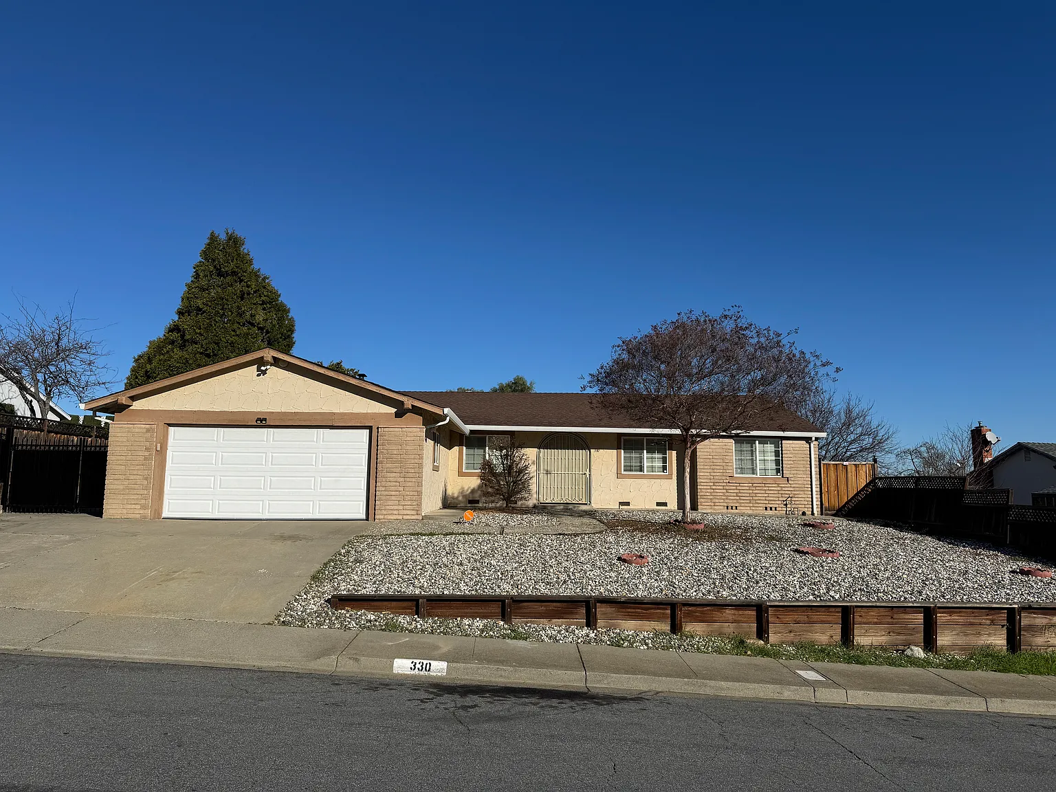 330 Hillsdale Dr photo 1