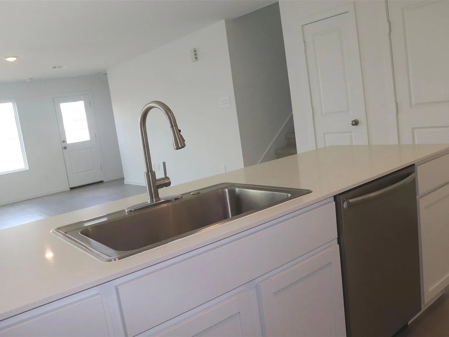 4 bed, 2.5 bath, 1891 sqft, $1,900 — Photo 4
