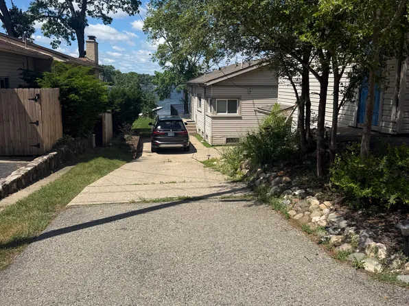 4151 Bluebird Dr, Commerce Township, MI 48382