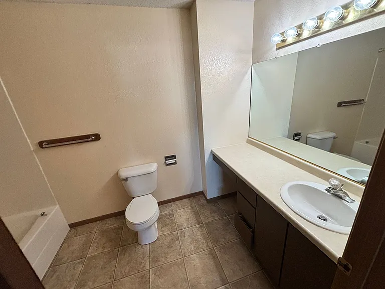 1825 Industrial St — Photo 14