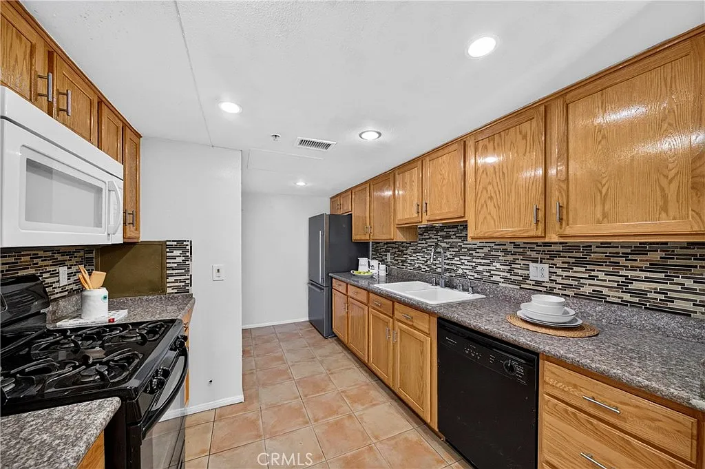 2 bed, 970 sqft, $2,700 — Photo 4