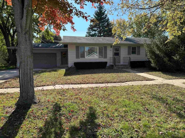 906 9th St, Charles City, IA 50616