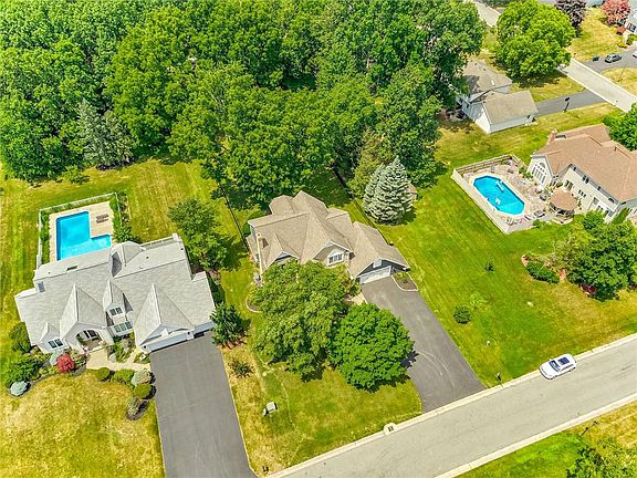 5th image of 7 Woodfield Dr