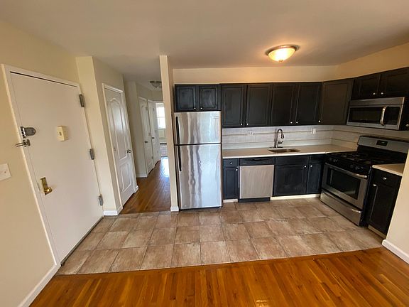 5th image of 233 Balcom Ave #3