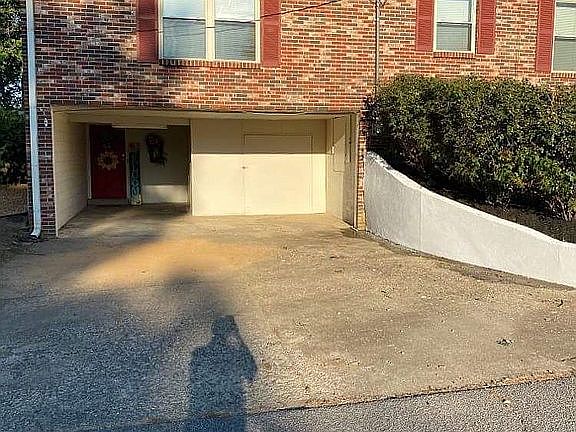 5th image of 102 E Parkview St