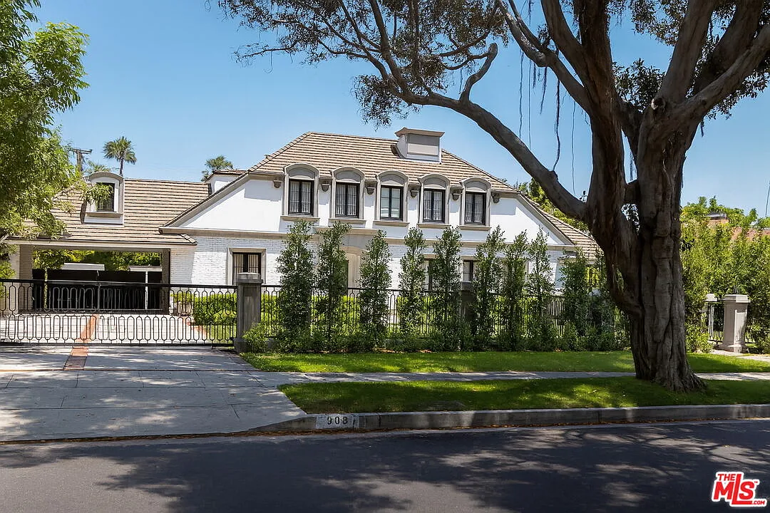6 bed, 6.5 bath, 6196 sqft, $40,000 — Photo 3