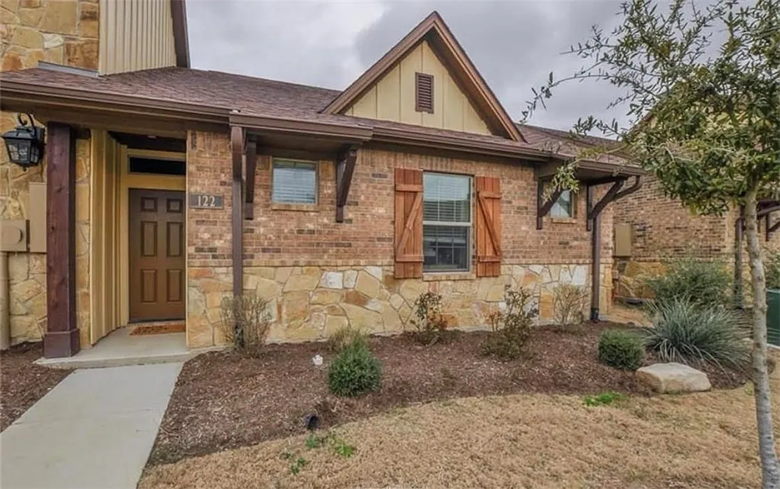 3 bed, 1261 sqft, $2,100 — Photo 1